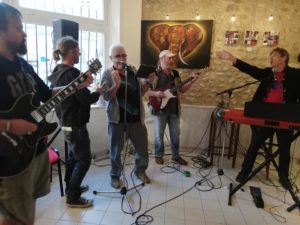 Photo d'une scène ouverte au café associatif le Ptit Cerny